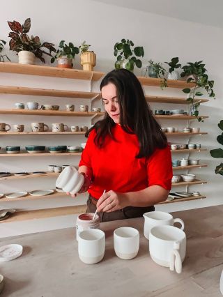 WORKSHOP Malování hrnků~ Podzim zve k tomu schovat se před deštěm, zachumlat se do deky a udělat si to doma hezký. 🍁 Třeba...